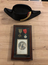 Cadre Médailles Légion d'honneur - Croix de guerre & Bicorne Ancien